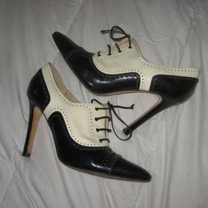 MANOLO BLAHNIK PUMPS SPECTATORS BLACK PATENT & CREAM SHOES HEELS 9.5